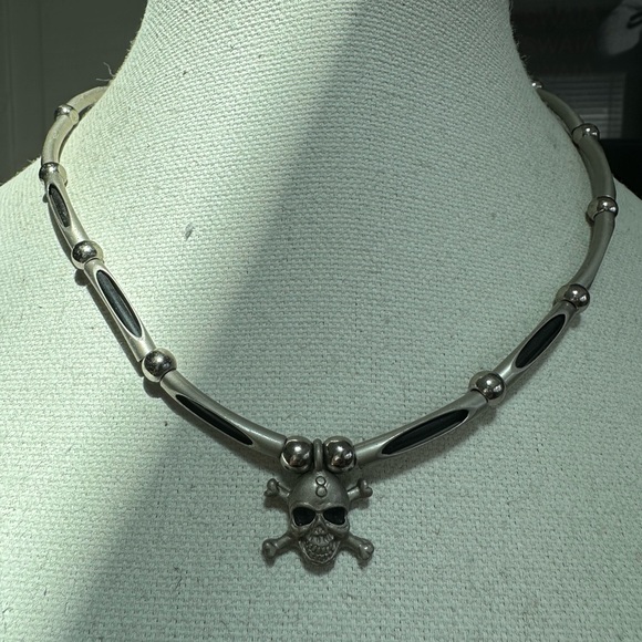 Brushed silvertone skull necklace - Picture 1 of 5